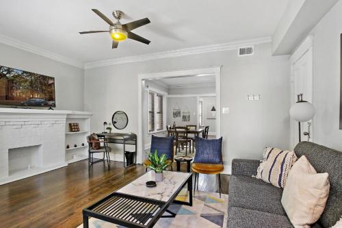 Comfy and Chic 2BR Apt close to Shops - Sunnyside 2F in Ravenswood Gardens