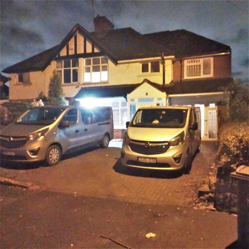 Walsall, M6 J10 - 8 beds, Super Wifi, 4 bdr hse, Free Parking, min 4 nights gîte à louer Travelodge Birmingham Walsall