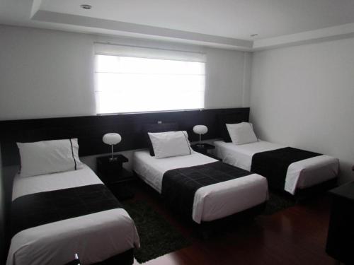 1 queen bed, 2 twin beds