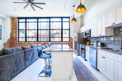 Spacious Sterchi Loft Getaway- Downtown Getaway