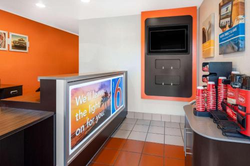 Motel 6 Santa Barbara - State Street