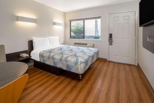 Motel 6-Santa Barbara CA - State Street - image 10