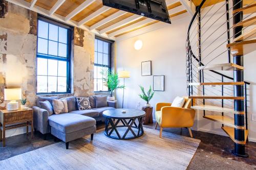 Sterchi Lofts Getaway - Downtown Knoxville - Apartment
