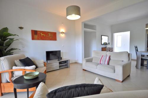 A super little villa for small parties set in a beautiful.... - image 12