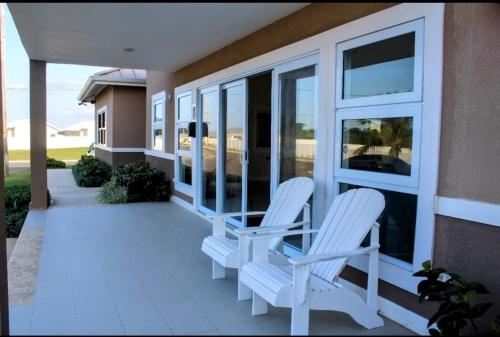 شرفة/ تراس, Paradise Oasis - Solar Powered with Starlink WiFi and Pools in Lucea