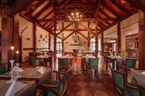 Restoran, Hotel Garni Jagdschloss Waldsee mit Fruhstucksbuffet & Schlosskuche fur Selbstversorger in Feldberger Seenlandschaft