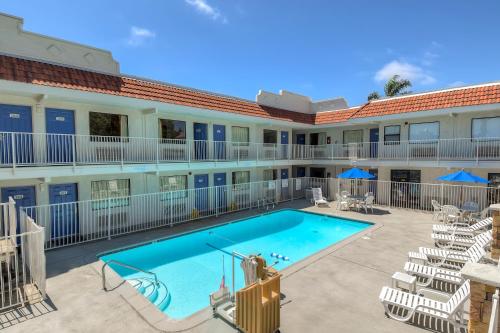 Swimming pool, Motel 6-Carlsbad, CA - East Near LEGOLAND in Carlsbad (CA)