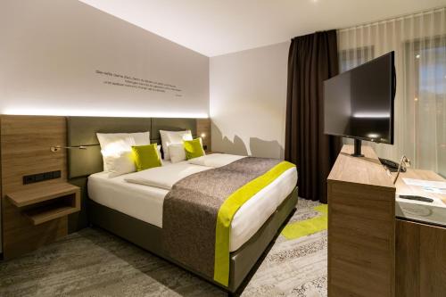 1 king bed, 1 sofa bed
