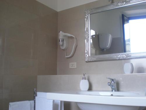 Deluxe Suite image 10