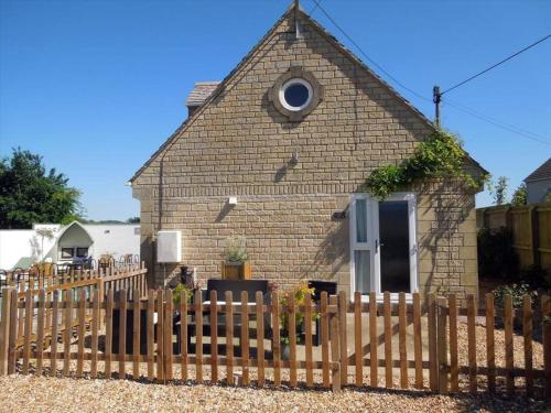 Beautiful 2 bedroom guest house with private pool in Lacock, Wiltshire