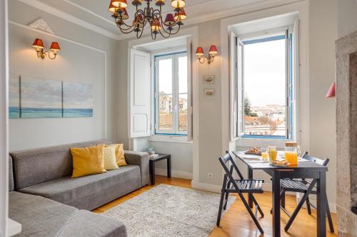 Bright Tailor Made Apartment by the Castle, Lissabon