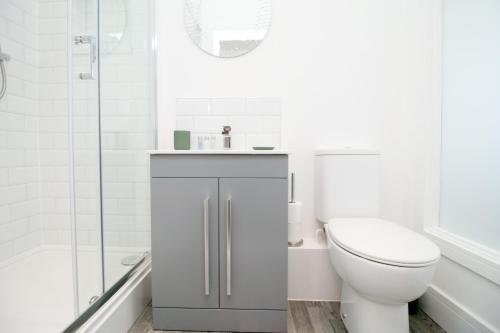 Affinity Serviced Apartments, 5 mins drive to City Centre, Free Parking, WiFi - by Stay South Wales