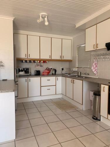 Κουζίνα, 5 bedroom home in Langebaan, located close to Club Mykanos and Laguna Mall in Σκιάθος
