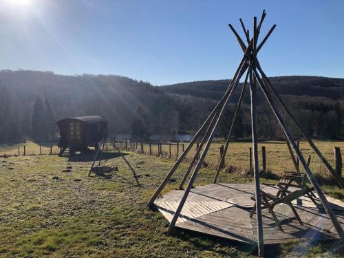 Les roulottes de cirque Les Settons - Hotel - Moux-en-Morvan