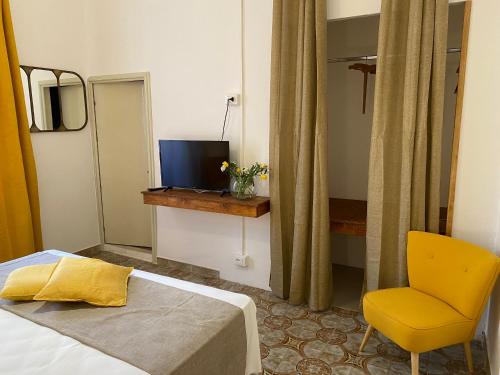 Double Room with Balcony image 3