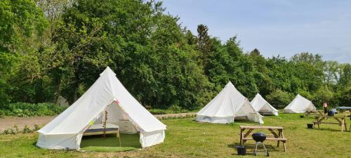 8 Meter Bell Tent - Up to 12 Persons Glamping gîte à louer Marriott Hanbury Manor Hotel and Country Club