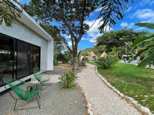 Pyramid Lodge Tamarindo in ทามารินโด