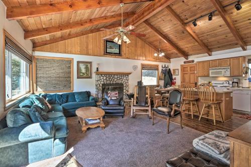 Delightful Family Cabin Walk to Lake Gregory! in Arrowhead Highlands, USA