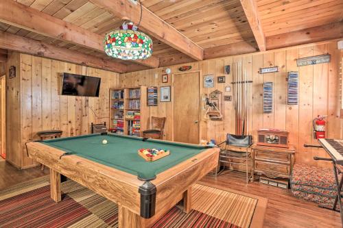 Delightful Family Cabin Walk to Lake Gregory! in Arrowhead Highlands, USA
