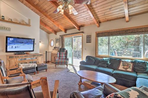 Delightful Family Cabin Walk to Lake Gregory! in Arrowhead Highlands, USA