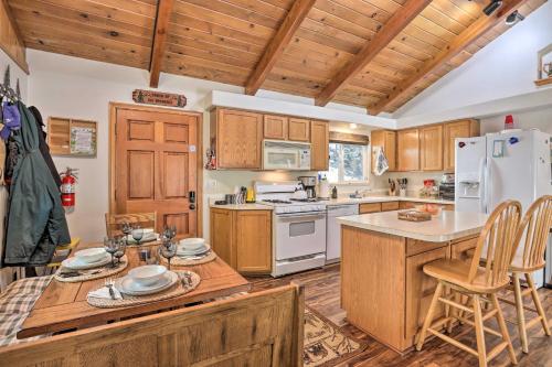 Delightful Family Cabin Walk to Lake Gregory! in Arrowhead Highlands, USA