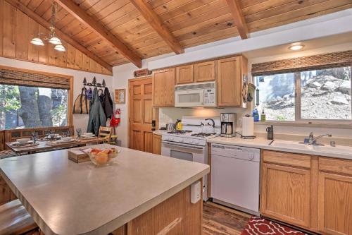Delightful Family Cabin Walk to Lake Gregory! in Arrowhead Highlands, USA