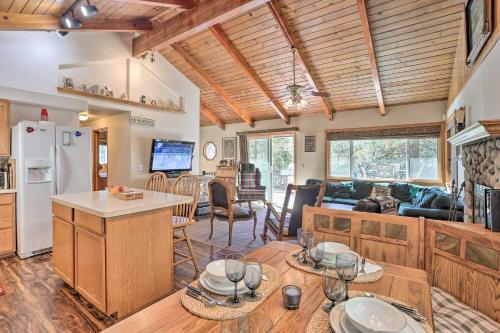 Delightful Family Cabin Walk to Lake Gregory! in Arrowhead Highlands, USA