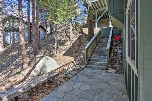 Delightful Family Cabin Walk to Lake Gregory!