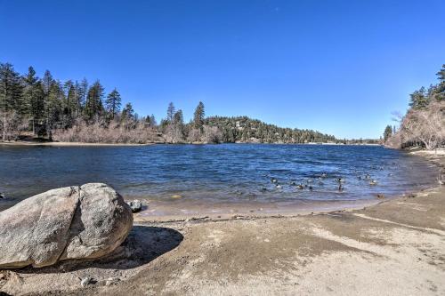 Delightful Family Cabin Walk to Lake Gregory!