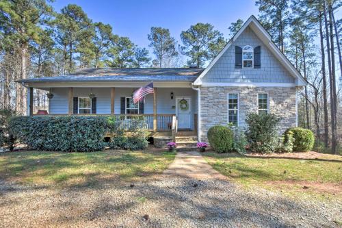 Family-Friendly Lake Lanier Escape on 2 and Acres! in Gainesville, Vereinigte Staaten von Amerika