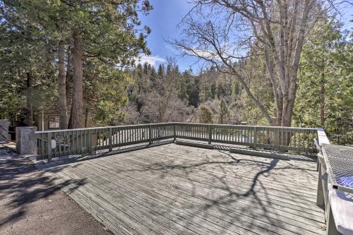 Delightful Family Cabin Walk to Lake Gregory!