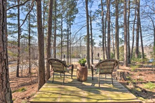 Family-Friendly Lake Lanier Escape on 2 and Acres!