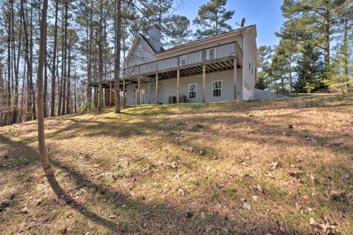Family-Friendly Lake Lanier Escape on 2 and Acres!