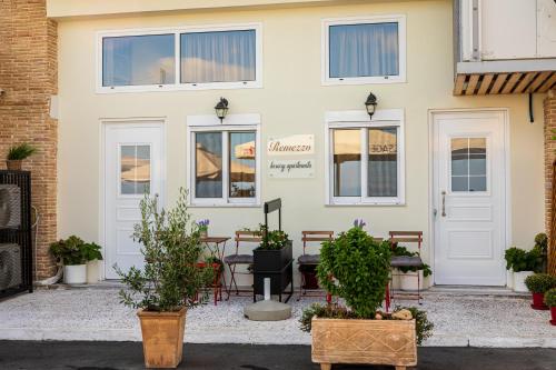 Remezzo Luxury Apartments in Koroni Town Center