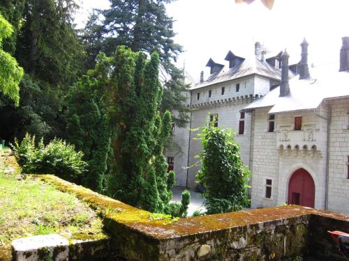 Castle with pool in Serri res en Chautagne