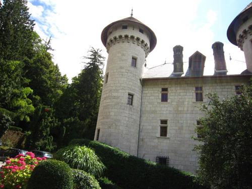 Castle with pool in Serri res en Chautagne