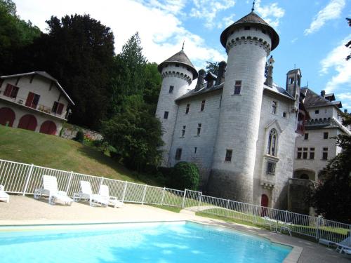 Majestic Castle in Serri res en Chautagn with Lift