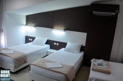 1 double bed, 2 twin beds