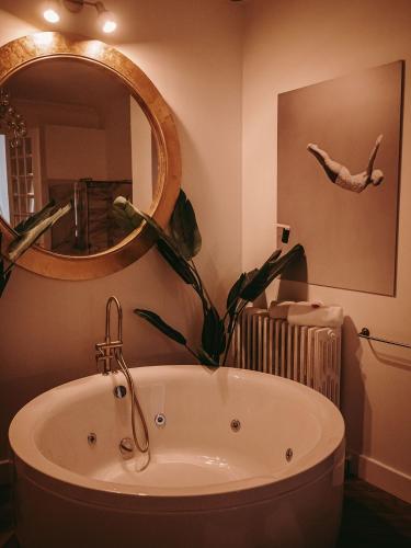 Maison Marie-Astrid, Guest house , Suite avec Balnéo privée 5