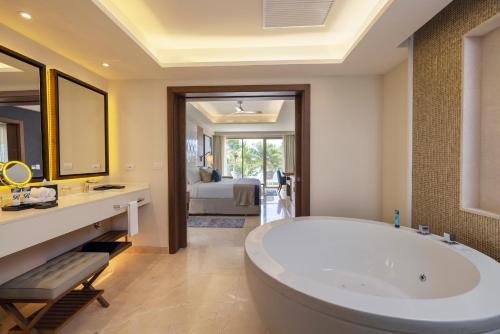 Baño, Royalton Grenada, An Autograph Collection All-Inclusive Resort in St Georges