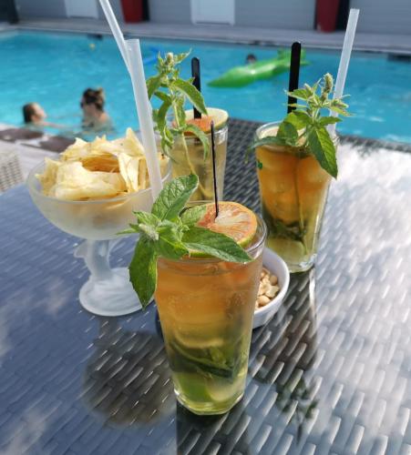 Hotel la piscine - image 12