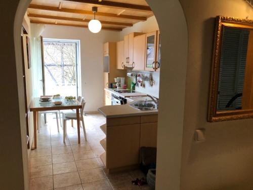 Apartment in Gelb, mit Balkon, Kamin, 50 Schritte zu Radweg, ideal for Long Stay, 4 Singles in Single Rooms 2