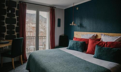 4 twin beds