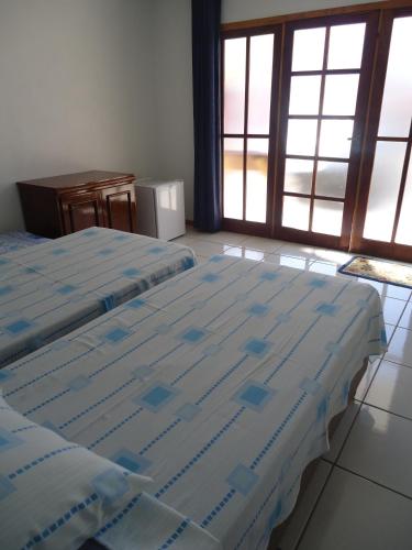 1 double bed, 2 twin beds