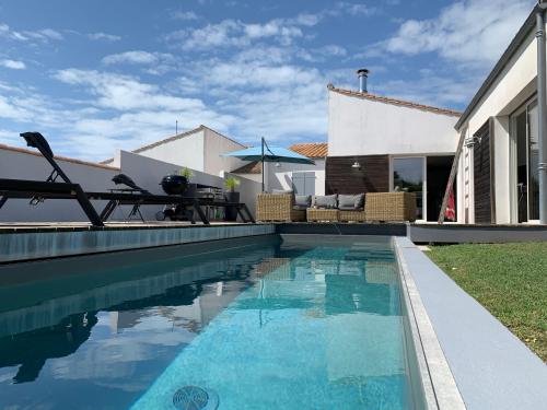 Maison lumineuse avec suite parentale et piscine à deux pas de la plage gîte à louer La Croix d'Yon