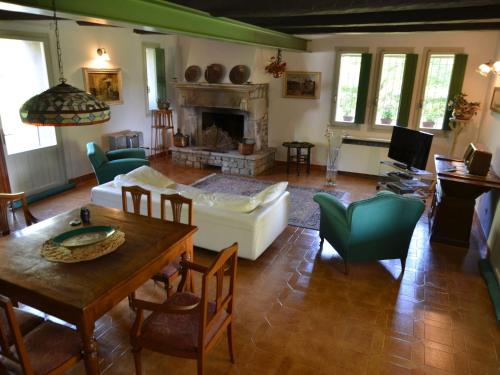 Villa with garden and splendid panorama only a few kilometers from the coast