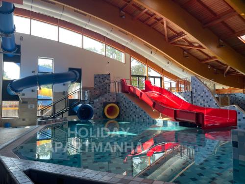 Piscina, Holiday Apartmanház (Holiday Apartmanhaz) in Harkany