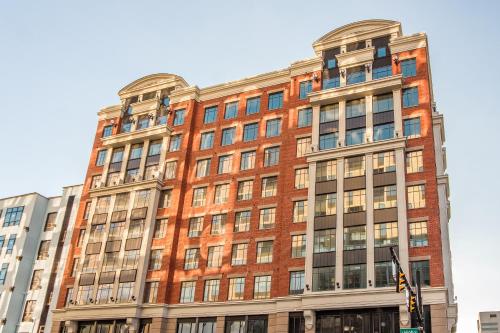 Upscale 1BR Apts in Downtown by Frontdesk - main image