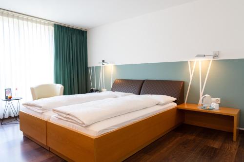 1 queen bed, 1 twin bed
