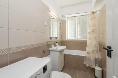 Relaxing Studio Near ParkLake Mall with Metro Access 4